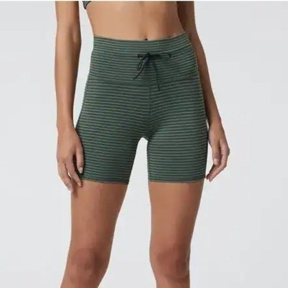 Vuori Daily Short Green Striped High Rise Athletic Biker Shorts Size Large